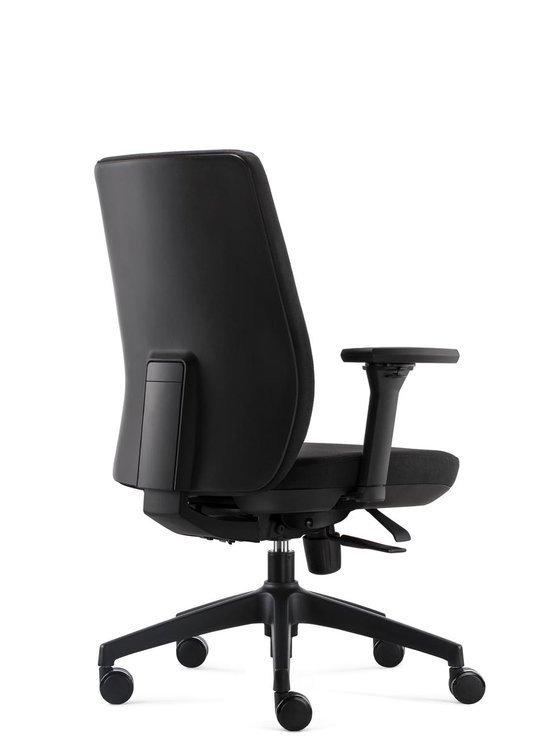 Zwarte ergonomische bureaustoel, gezien vanaf de achterkant, met gestoffeerde zitting en rugleuning.