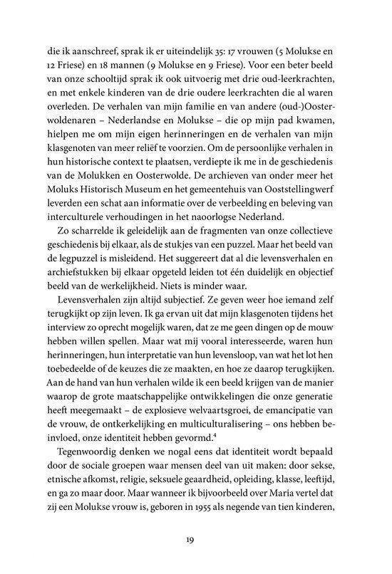 De tekst beschrijft persoonlijke herinneringen aan de schooltijd en de impact van de Molukse geschiedenis.