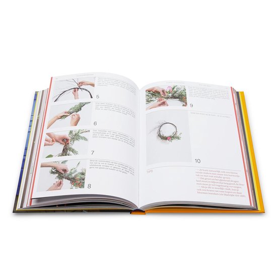 Pagina's met uitleg over het maken van bloemstukken, met illustraties van handen die takken en bloemen bevestigen.