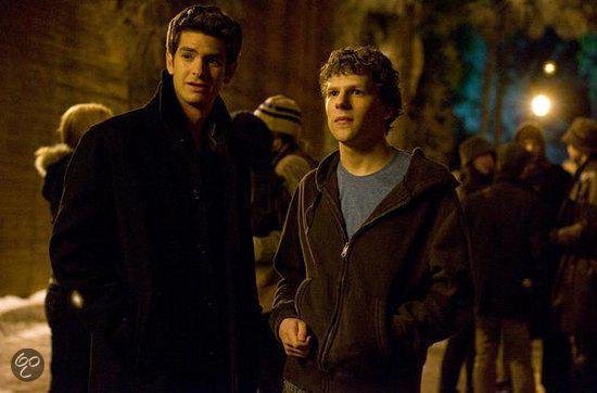 Andrew Garfield en Jesse Eisenberg lopen 's nachts buiten.