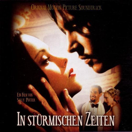 Originele soundtrack 'In Stürmischen Zeiten' van Sally Potter met close-up van een koppel en twee figuren op de achtergrond.