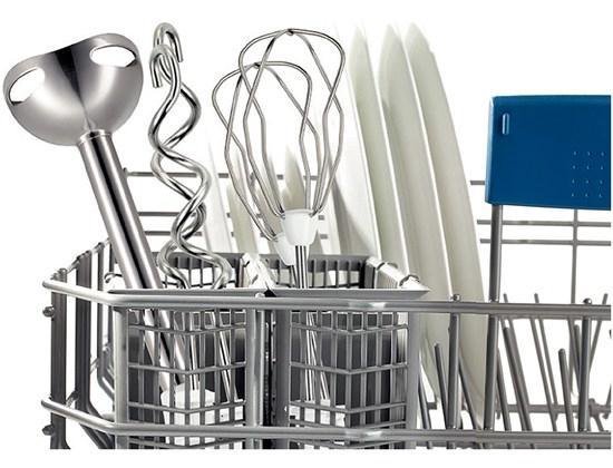RVS staafmixervoet, deeghaak en garde in een metalen mandje, naast witte borden.