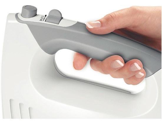Een hand met gelakte nagels houdt de grijze ergonomische handgreep van een witte Bosch handmixer vast.
