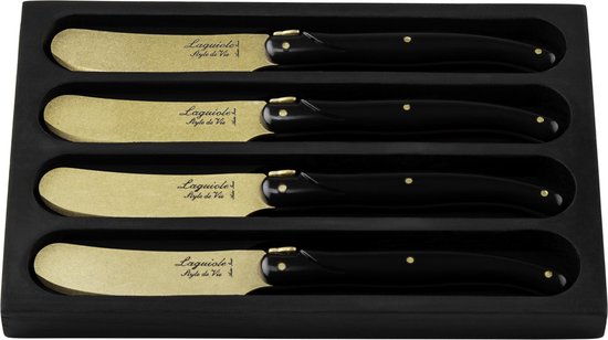 Set van vier Laguiole Style de Vie botermessen met goudkleurige bladen en zwarte handvatten in een zwarte houder.