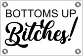 Tuinposter – Tekst: 'Bottoms up bitches!'– 120x80cm Foto op Tuinposter (wanddecoratie voor buiten en binnen)