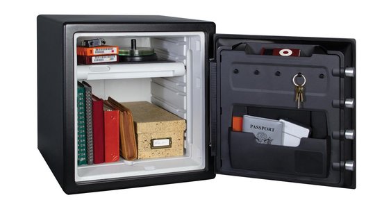 Zwarte Master Lock kluis met digitaal cijferslot, open met spullen erin.