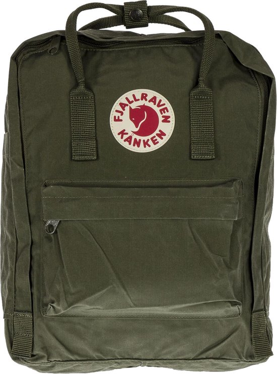 Groene Fjallraven Kanken rugzak met ritsvak voor, handvatten en het Fjallraven logo.