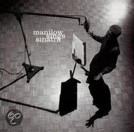 Albumhoes van Manilow Sings Sinatra, met een zanger voor een microfoon.