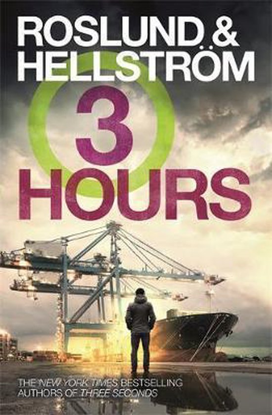 Boek "3 HOURS" met een man die naar een schip en kraan kijkt bij een haven.