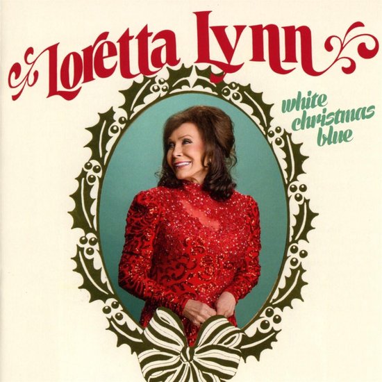 Loretta Lynn in een rode, sprankelende jurk met lange mouwen, binnen een ovale lijst met hulstbladeren.