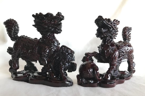 Twee bruinrode Chi Lin beelden; één met bal, één met jong, op wolkachtige voet.
