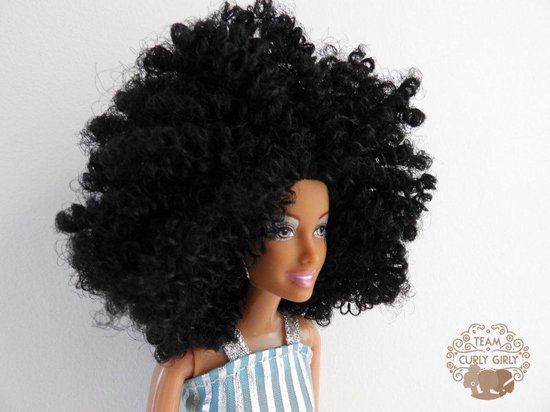 Bruine barbie pop met afro krullend haar - Nayla - Bruine pop met zwarte  krullen -... | bol.com