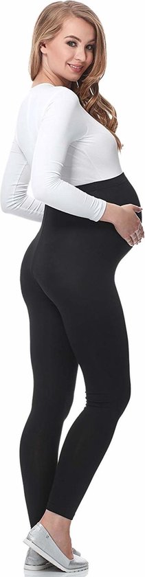 Zijaanzicht van zwanger model in zwarte legging en witte top.
