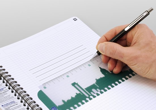Hand met pen tekent een lijn op geruit papier, met een liniaal met stadssilhouet.