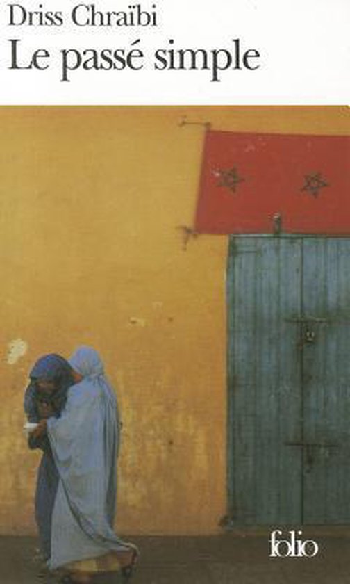 Couverture du livre 'Le passé simple' de Driss Chraïbi. Mur jaune, porte bleue, deux silhouettes habillées de bleu et de mauve.
