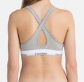 Grijze Calvin Klein bralette met gekruiste bandjes op de rug en wit logo-elastiek.