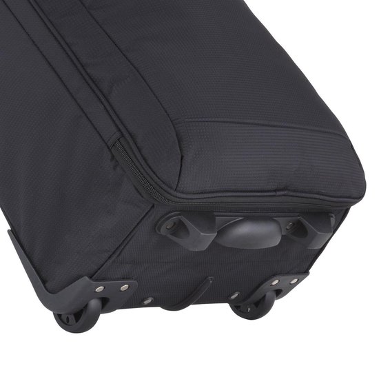 Onderkant van een zwarte zachte handbagage koffer met wieltjes en een handvat.