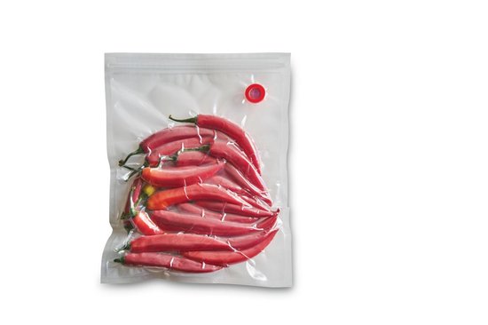 Un sac sous vide rempli de piments rouges. Le sac a une valve rouge et est scellé hermétiquement.