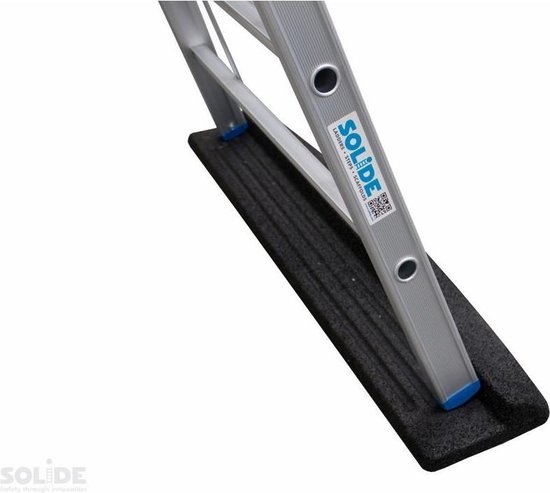 Zilveren ladder met zwarte, geribbelde antislipvoet en blauwe dopjes.