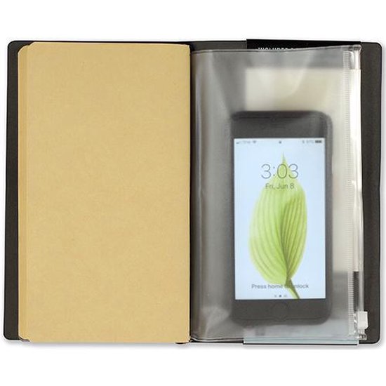 Donkerblauw notitieboek met een openliggende pagina van kraftpapier en een transparant hoesje met smartphone.