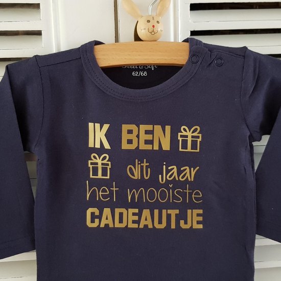 Shirtje baby tekst Ik ben dit jaar het mooiste cadeautje | Lange mouw | donker blauw | maat 92