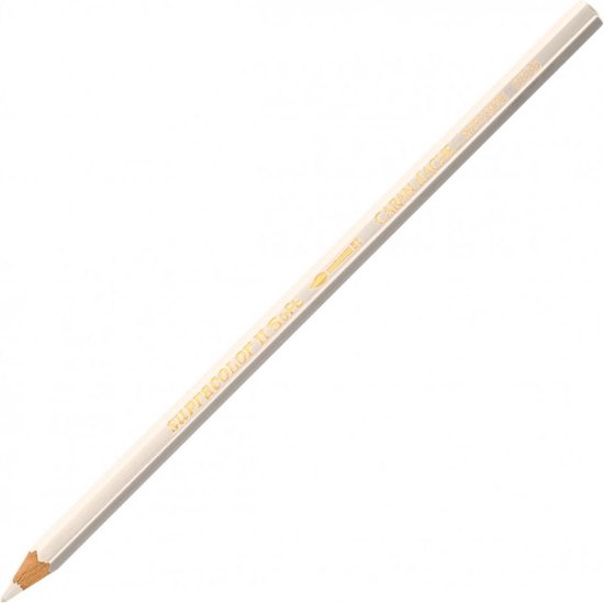 Een wit Caran d'Ache Supracolor II Soft potlood met gouden tekst.