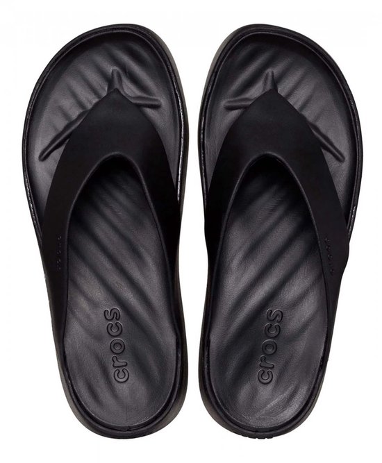 Paire de tongs noires Crocs avec assise plantaire ondulée et matière Croslite.