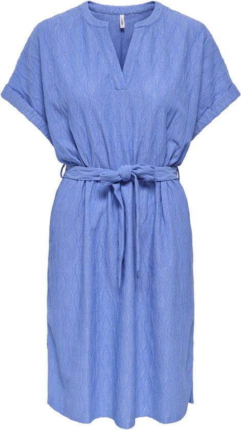 Robe bleue à encolure en V, manches courtes, ceinture et motif tissé.