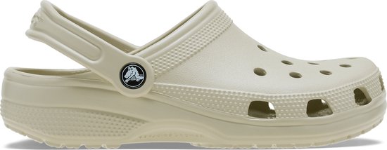 Vue latérale d'un sabot Crocs beige clair avec bride, perforations et logo.