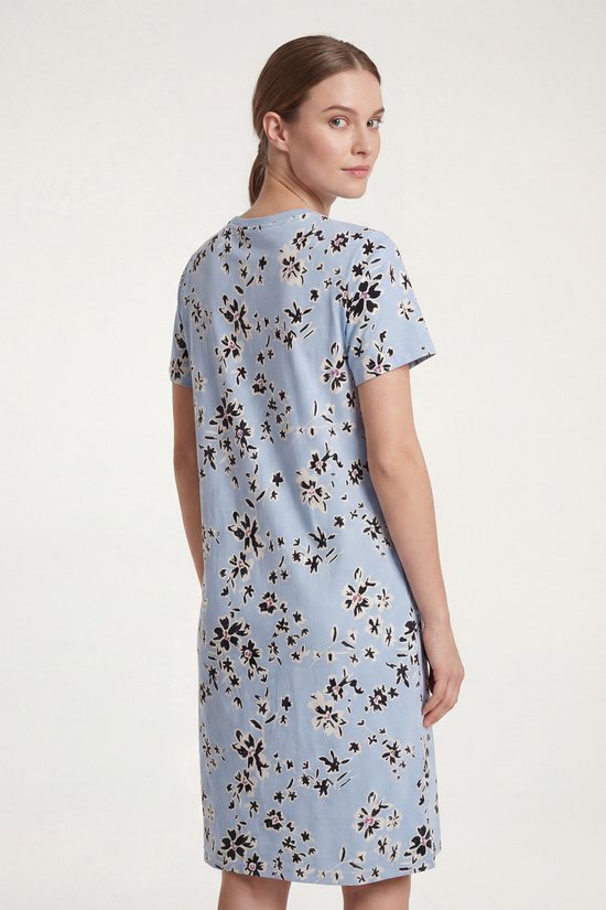 Draaiend model in lichtblauw nachthemd met korte mouwen en bloemenprint, achterkant zichtbaar.