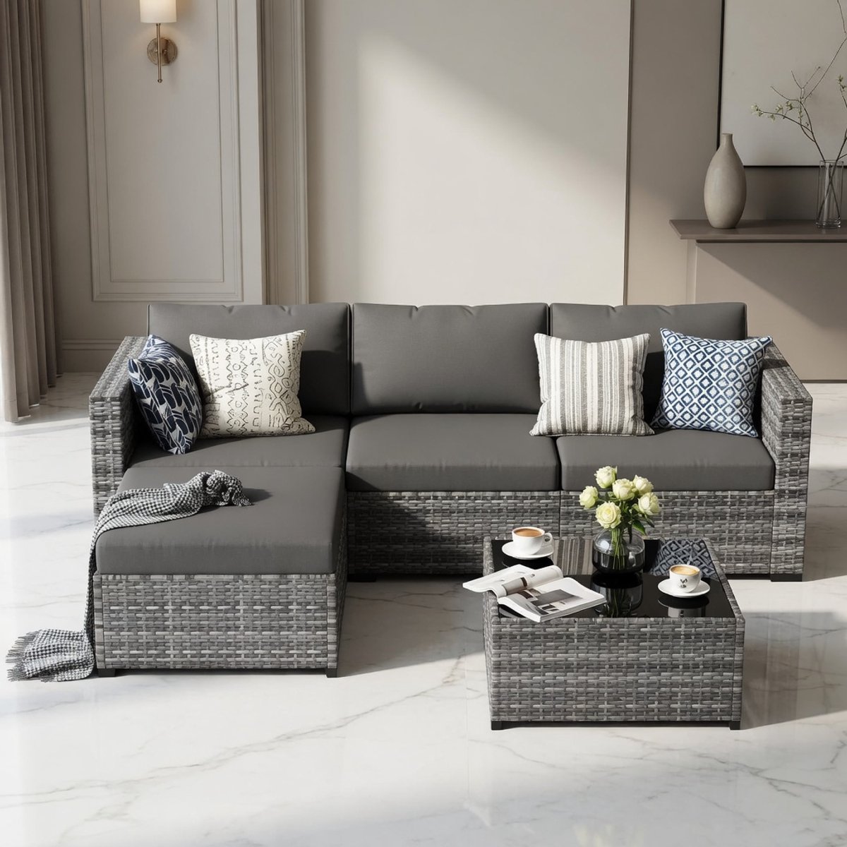 Luxe Modulaire 5-delige Polyrotan Loungeset Tuin – 3-Zits Bank, Fauteuil, Poef & Glazen Tafel – Weerbestendige Tuinmeubelset met Dikke Kussens (10 cm) – Grijs Gemêleerd – MedaHomeStore