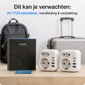 2 witte Voomy reisstekkers, handleiding en verpakking op een tafel.