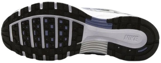 Nike P-6000 sneaker, onderaanzicht van de zwarte en witte profielzool.