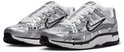 Paar zilverkleurige Nike P-6000 sneakers met witte veters.