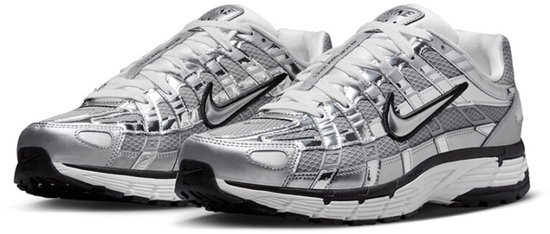 Paar zilverkleurige Nike P-6000 sneakers met witte veters.