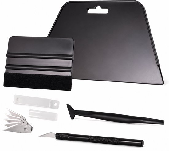 Zwarte set van gereedschap: grote rakel, vilten rakel, randentool, precisie mes met mesjes en beschermkapjes.