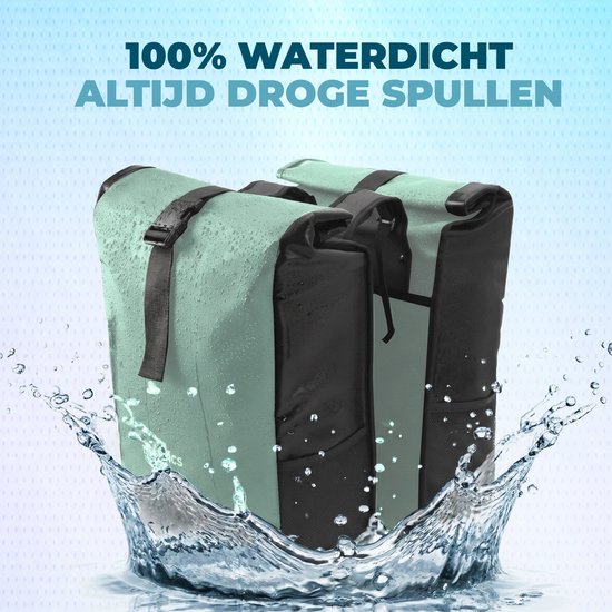 Mintgroene dubbele fietstas in een waterplons. De tas is 100% waterdicht.