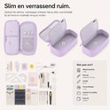 Paars etui, open en gesloten, met pennen, een rekenmachine en schrijfwaren.