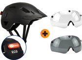 Zwarte R2B helm met twee verwisselbare vizieren en rood LED-lampje aan de achterkant.