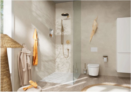 Moderne badkamer met gouden douchekraan, toilet en wandmeubel.