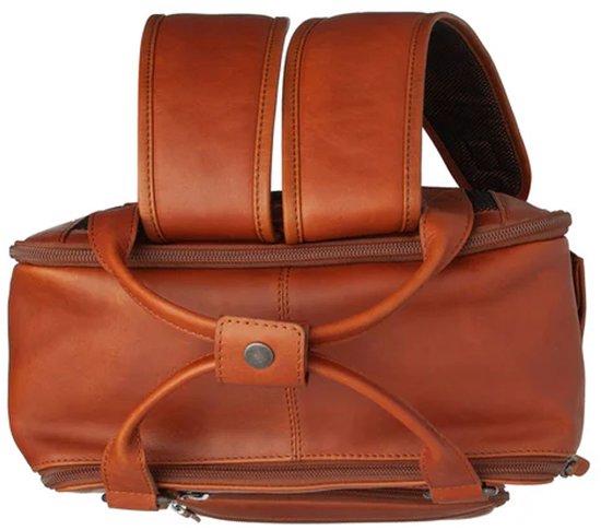 Bovenkant van cognac leren rugzak met handvatten en de bevestiging van de schouderbanden.