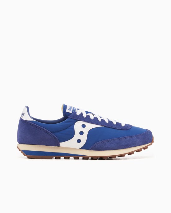 Blauwe Saucony sneaker met witte logo's, witte veters en een rubberen zool.
