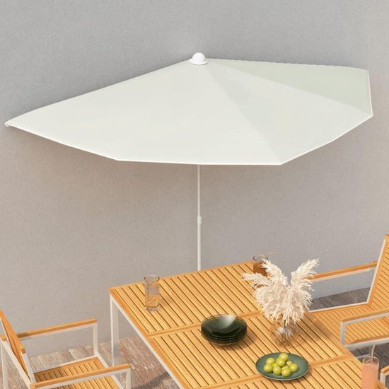 Crème halfronde parasol, half open, boven houten tafel met stoelen.