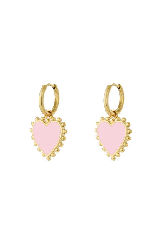 Gouden oorringen met roze hartjes met een geribbelde rand.
