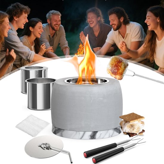 Groep vrienden rond betonnen tafelvuurkorf met marmeren voet, roosterend S'mores en marshmallows, met onderdelen.