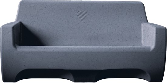 Banc design gris à la texture granuleuse, avec accoudoirs et un logo en forme de cœur sur le dossier.