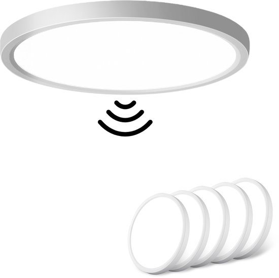 Een ronde, witte LED plafondlamp met een dunne, grijze rand. Een pictogram met golven duidt op een bewegingssensor. Vier identieke lampen op de achtergrond.