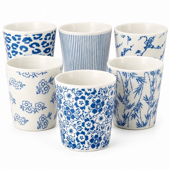 Zes keramische kopjes met verschillende blauw-witte patronen: panterprint, strepen, vogel en takken, bloemen, bloemen, bamboe.