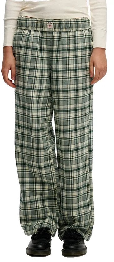 Gezicht op een wijde groene plaid broek met elastische tailleband.