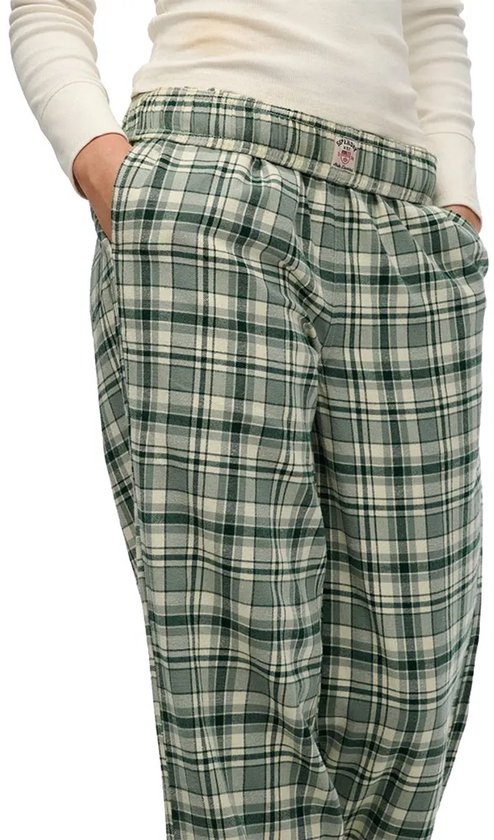 Gezicht op een wijde groene plaid broek, broekzakken zichtbaar.